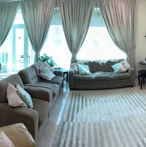 Spacious & Lovely 2-Bedroom Apartment With Pool Doha Exterior photo