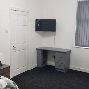 Double Bedroom In Manchester M19, Rm3 2 Single Bed Exterior photo