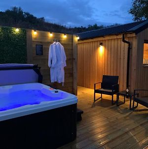 Hôtel River Huts, Highland River Retreat With Hot Tub à Inverness Exterior photo