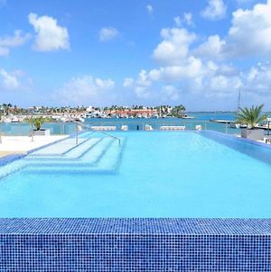 Stylish Luxury Condo, Central Location, Ocean View, Pool, Gym Oranjestad Exterior photo