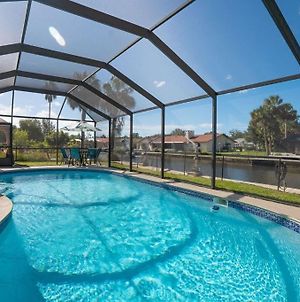 *Crystal River Pool Home* Waterfront w/Boat Dock, Hot Tub & fenced backyard. Exterior photo