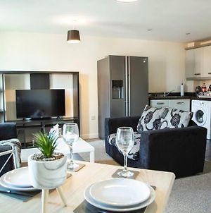 Homely 2 Bed Flat Sleeps 4 With Parking And Wifi By Amazing Spaces Relocations Ltd Warrington Exterior photo