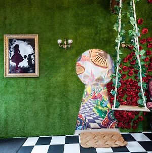 Insolite Alice In Wonderland Gujan-Mestras Exterior photo