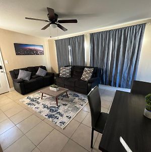 Central 3 Bedroom Flat W/ Private Yard Las Vegas Exterior photo