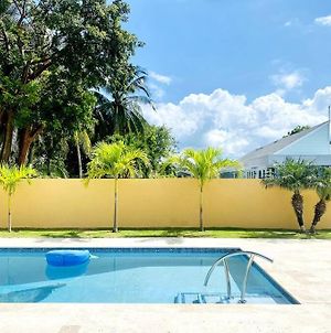 Charming 5-Bedroom Home W/ Pool Near 7 Mile Beach George Town Exterior photo