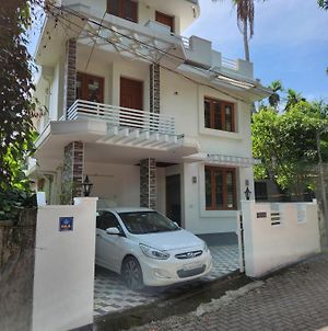 Maradu One - Fully Furnished House With 3-Bedroom Kochi Exterior photo