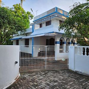 Maradu Two - Fully Furnished House With 4-Bedroom Kochi Exterior photo