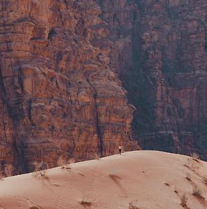 Camping In Between The Mountains Of Wadi Rum Exterior photo