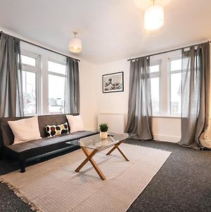 Appartement Cozy Two Bed Flat With Parking à Swindon Exterior photo