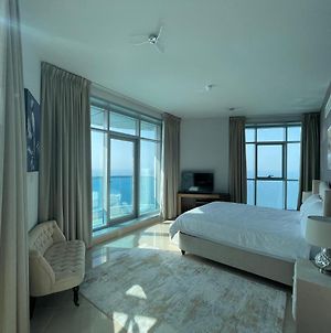 Appartement Beachfront Paradise Just Minutes From Dubai à Ajman Exterior photo