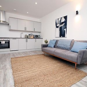 Kingsbridge 1 By Mia Living Modern 1 Bedroom Apartment With Free Parking Swindon Exterior photo