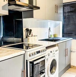 Appartement Stunning 3-Bed House In London With Free Parking à Croydon Exterior photo