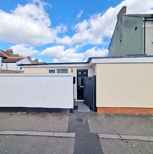 Modern Detached Bungalow Apartment With Patio - Five Minutes From The Station! Croydon Exterior photo