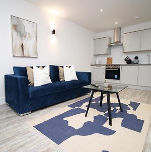 Kingsbridge 50 By Mia Living Modern 1 Bedroom Apartment With Free Parking Swindon Exterior photo
