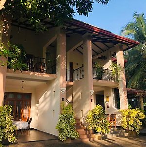 Bed and Breakfast West Dene à Negombo Exterior photo
