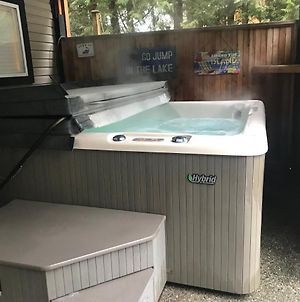 Appartement Hot Tub Hideaway à Shawnigan Lake Exterior photo