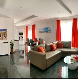 Appartement 2-Fully Equipped Convenient, Modern Apt Near Golden Bay- 7 Min à L-Imgarr Exterior photo