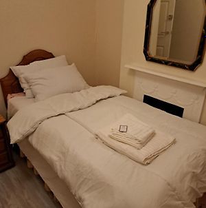 Single Bedroom Available Near Train Station London Seven Kings Ilford Exterior photo