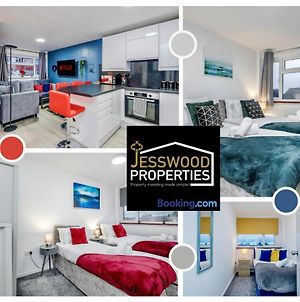 Spacious 5 Bedroom, 3 Bath House By Jesswood Properties Short Lets For Contractors, With Free Parking Near M1 & Luton Airport Exterior photo