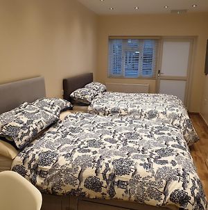 London Luxury Apartments 3 Bedroom Sleeps 8 With 3 Bathrooms 4 Mins Walk To Tube Free Parking Ilford Exterior photo