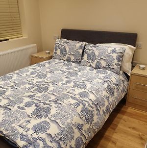 London Luxury Apartments 3 Bedroom Sleeps 8 With 3 Bathrooms 5 Mins Walk To Tube Station Free Parking Ilford Exterior photo
