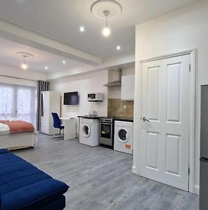 Impeccable 1-Bed Apartment In Ilford Exterior photo