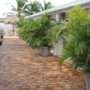 Aparthotel Dancing Iguanas à Oranjestad Exterior photo