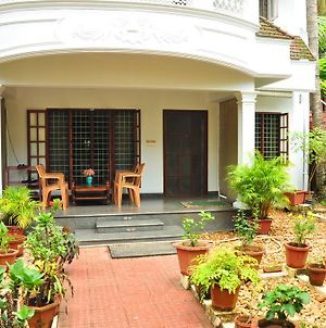 Appartement Peniel Residency à Kochi Exterior photo