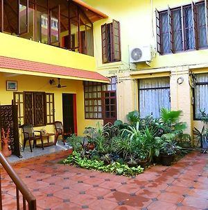 Appartement Chiramel Residency à Kochi Exterior photo