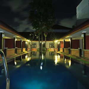 Hôtel Reddoorz @ Dewi Sri à Legian Exterior photo