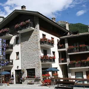 Hotel Al Caminetto Valtournenche Exterior photo