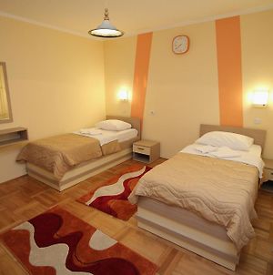Extra Lion Md Hotel Ni Room photo