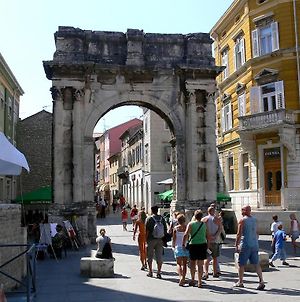 Apartment Heart Of Old Town Pula Exterior photo