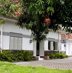 Hôtel Ndalem Mantrigawen à Yogyakarta Exterior photo