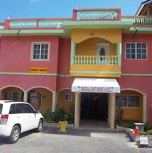 Hôtel Tropical Court à Montego Bay Exterior photo