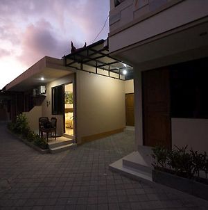 Hôtel Dee Mansion à Denpasar Exterior photo