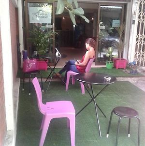 Yaya Guesthouse - Hostel Bangkok Exterior photo