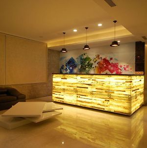 Oyo Premium Chappan Dukan Suites Indore Exterior photo