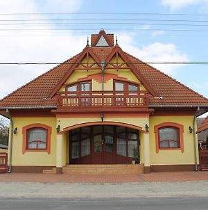 Hôtel Nussbaum Panzio à Keszthely Exterior photo