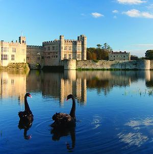 Leeds Castle Stable Courtyard Bed And Breakfast Maidstone Exterior photo