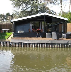 Villa Modern Chalet In A Small Park Located Right Along A Fishing Pond à Geel Exterior photo