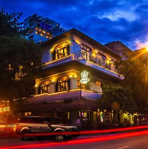 Adore Riverside Hotel Phnom Penh Exterior photo