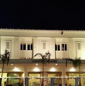 Hôtel Ganpat Grand à Palni Exterior photo