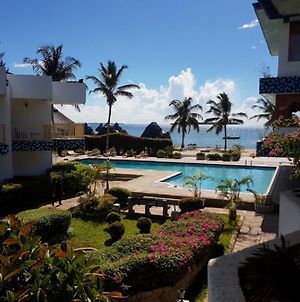 The Beach Comber Hotel & Resort Dar es Salaam Exterior photo