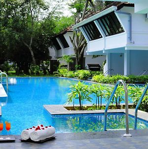Nihara Resort And Spa Cochin Kochi Exterior photo