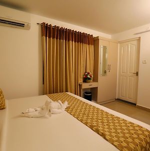 Hôtel Swarna Residency à Kochi Exterior photo