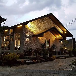 The Green Cottage Kuching Exterior photo
