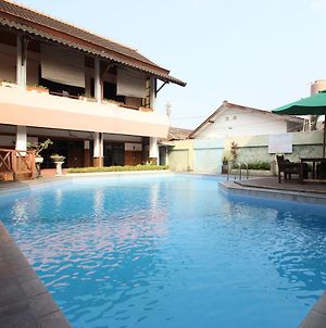 Hôtel Reddoorz @ Mantrijeron 2 à Yogyakarta Exterior photo