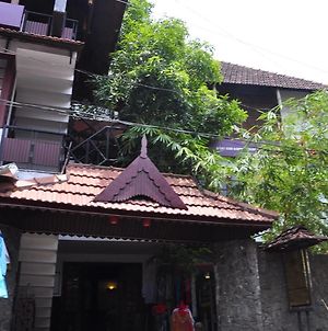 The Mango Tree Inn Kochi Exterior photo