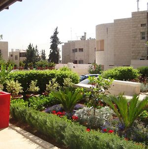 Villa Dia Guesthouse Amman Exterior photo